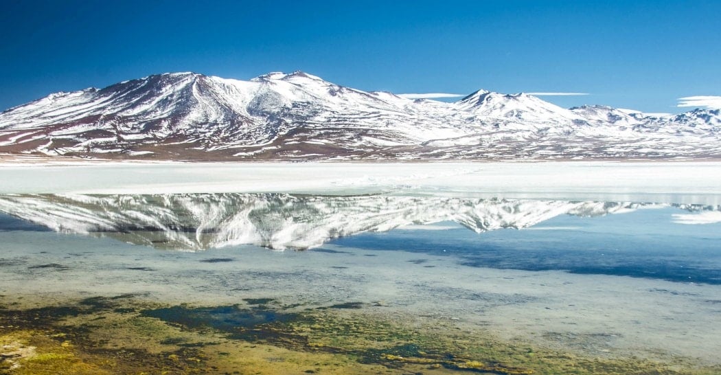玻利维亚冰雪覆盖的山脉和盐碱地。