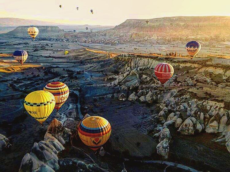 在土耳其的一个地方，日落时的热气球。