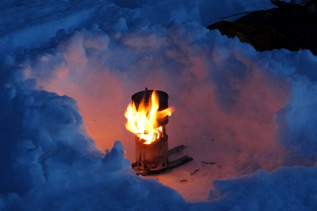 一个在雪地里做饭的顶级背包炉