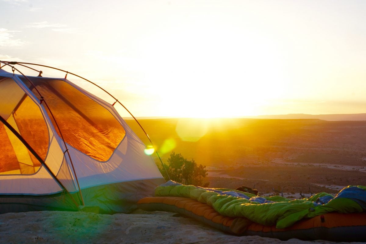 背包帐篷、睡袋和垫子——你所需要的所有极简主义露营装备