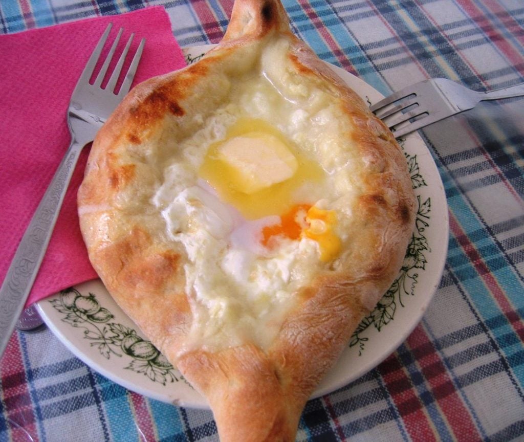 格鲁吉亚哈切布里奶酪面包和鸡蛋