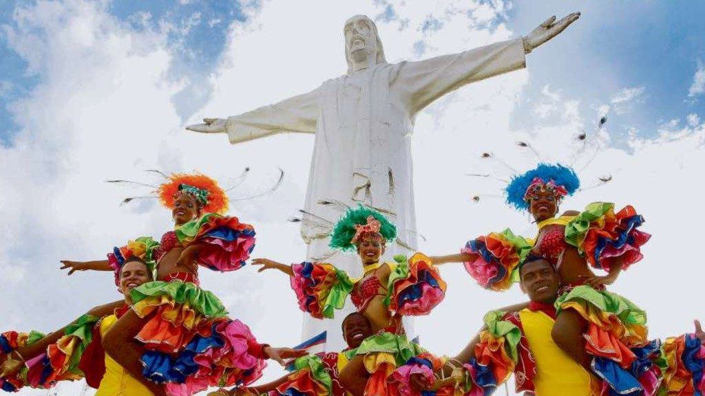 在哥伦比亚，一尊耶稣雕像俯视着舞者