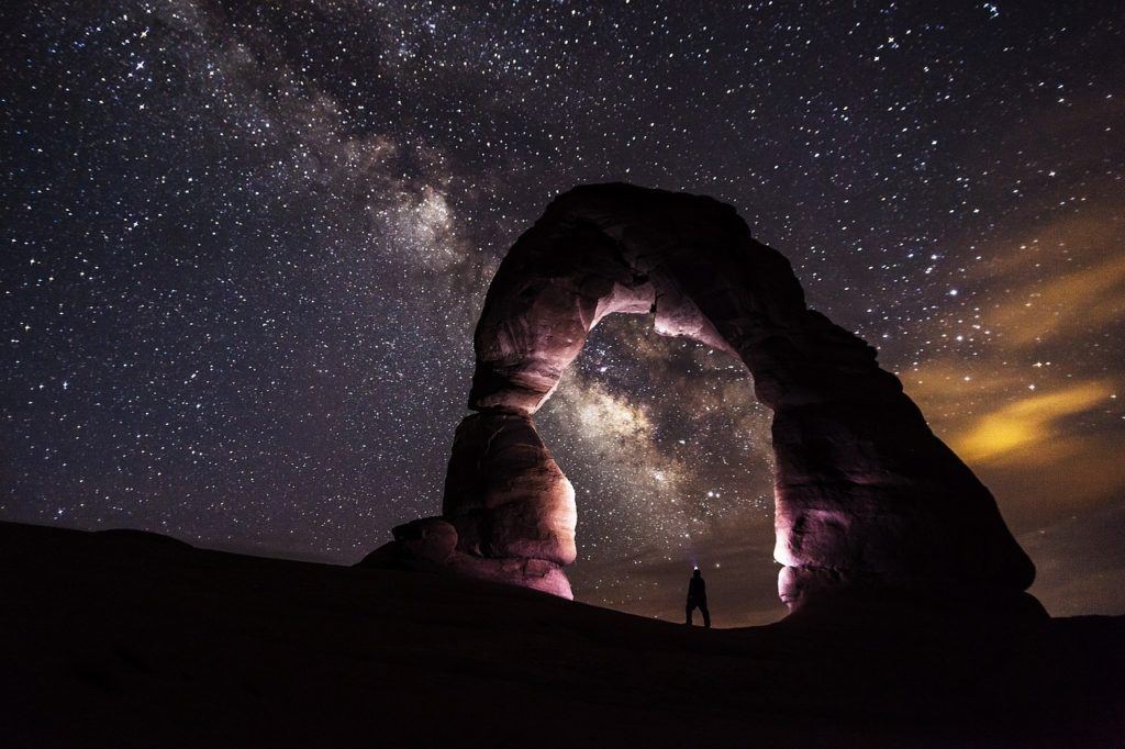 犹他州国家公园精致拱门的银河之星