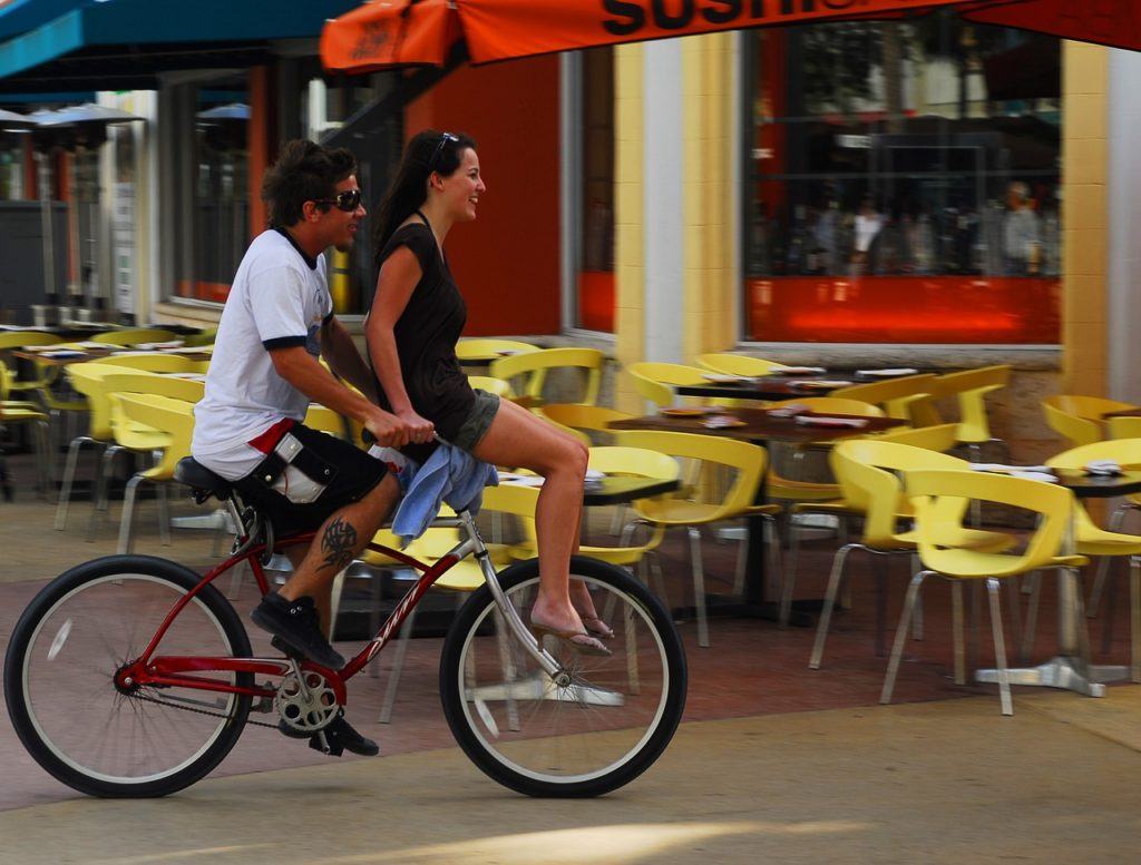 男子和自行车与女孩迈阿密旅游指南