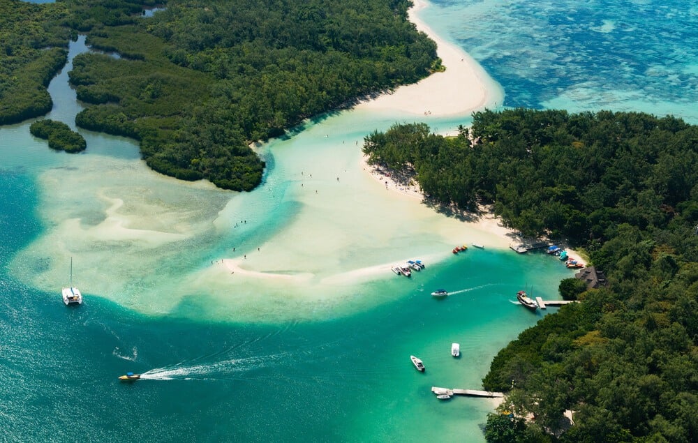 斐济绿松石色海水环绕的热带岛屿