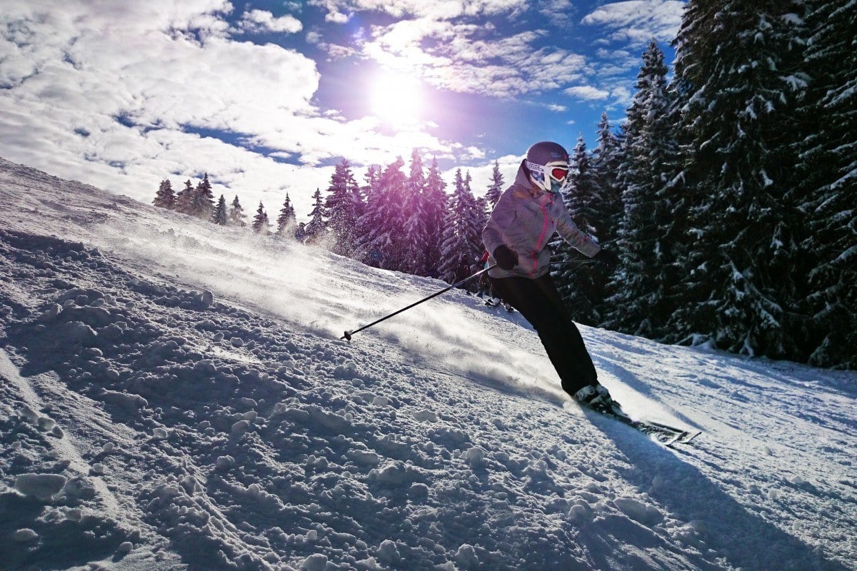 一个人在加拿大滑雪下山