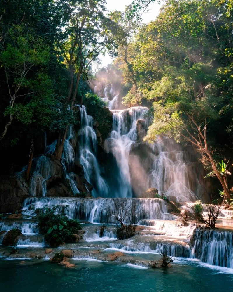 老挝的琅勃拉邦瀑布背包客