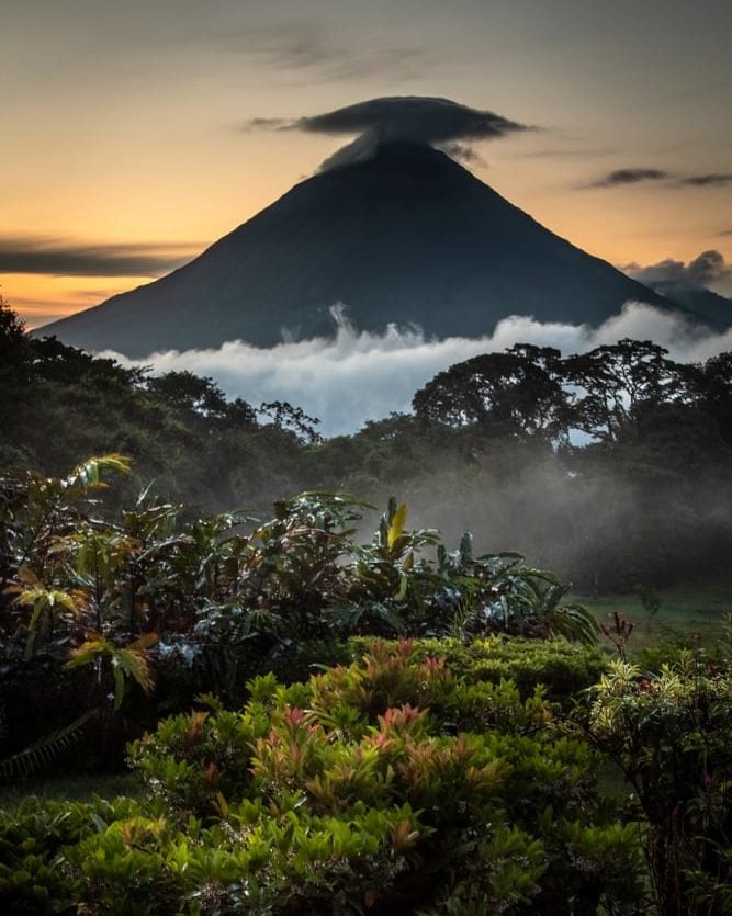 哥斯达黎加的阿雷纳尔火山背包客