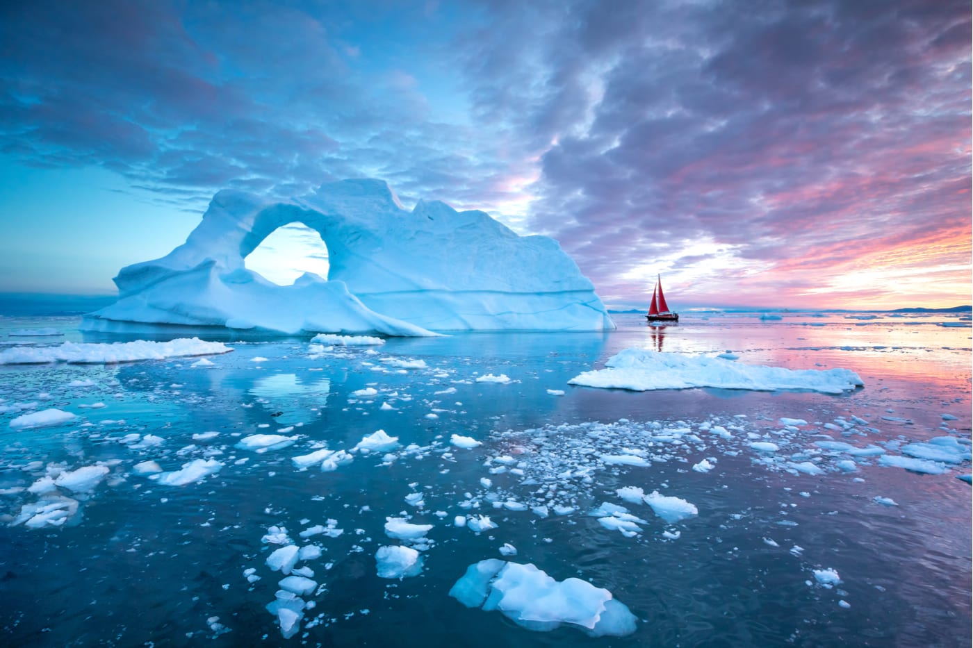在格陵兰岛的冰山周围航行