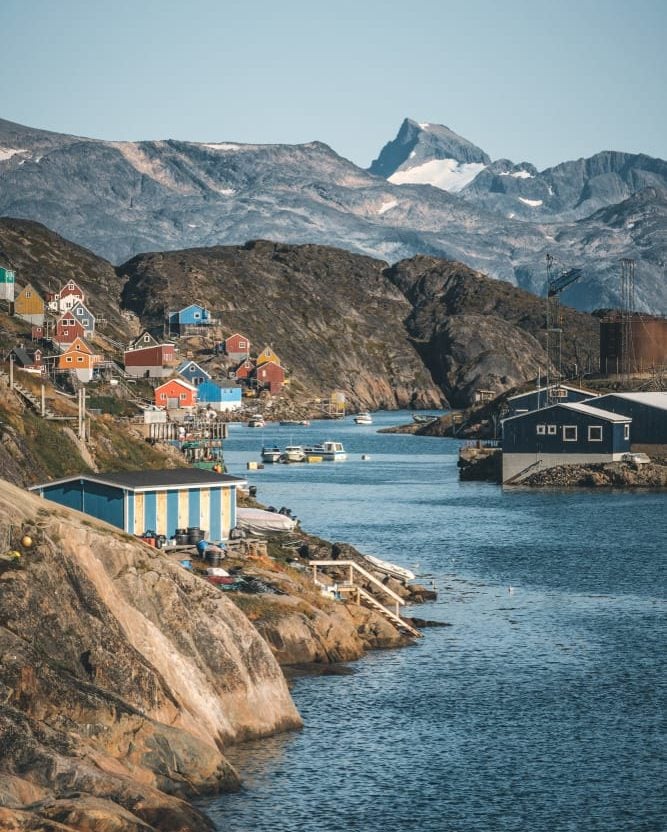 格陵兰当地村庄的背包客