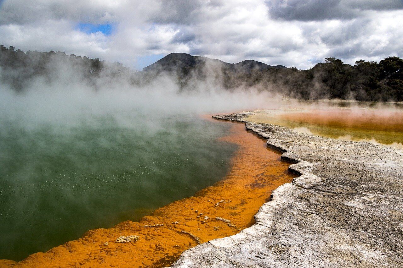 新西兰北岛罗托鲁瓦的地热池