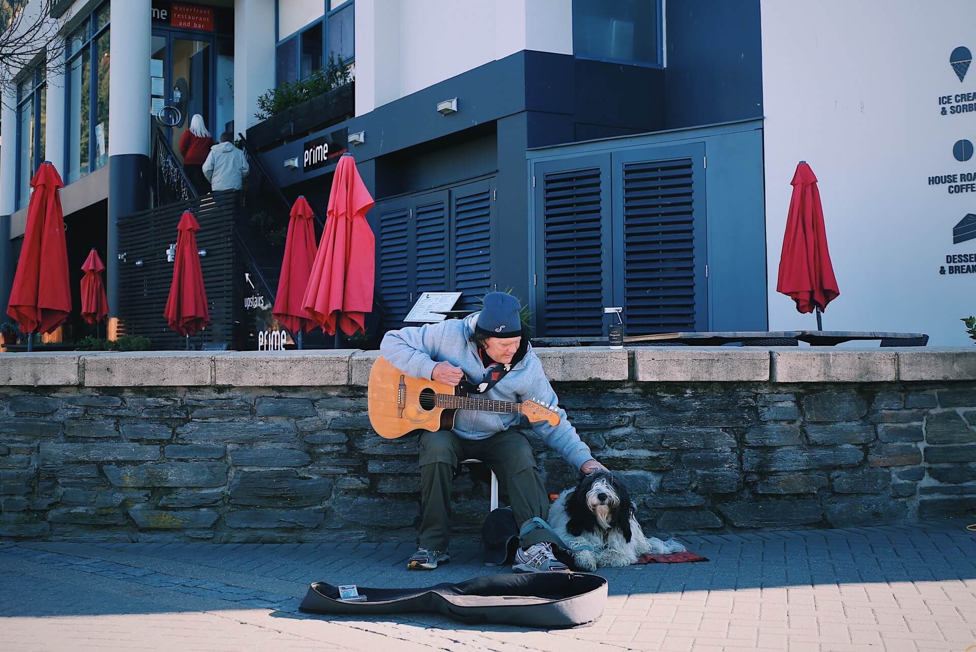一个男人带着他的狗做巡回街头艺人