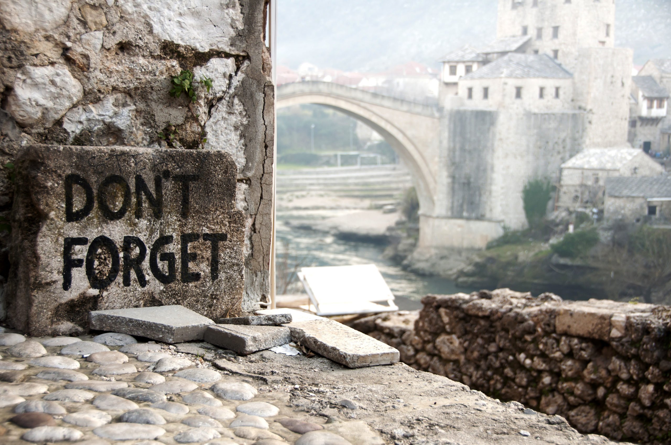 波斯尼亚莫斯塔尔的古桥在战争中被炸毁。