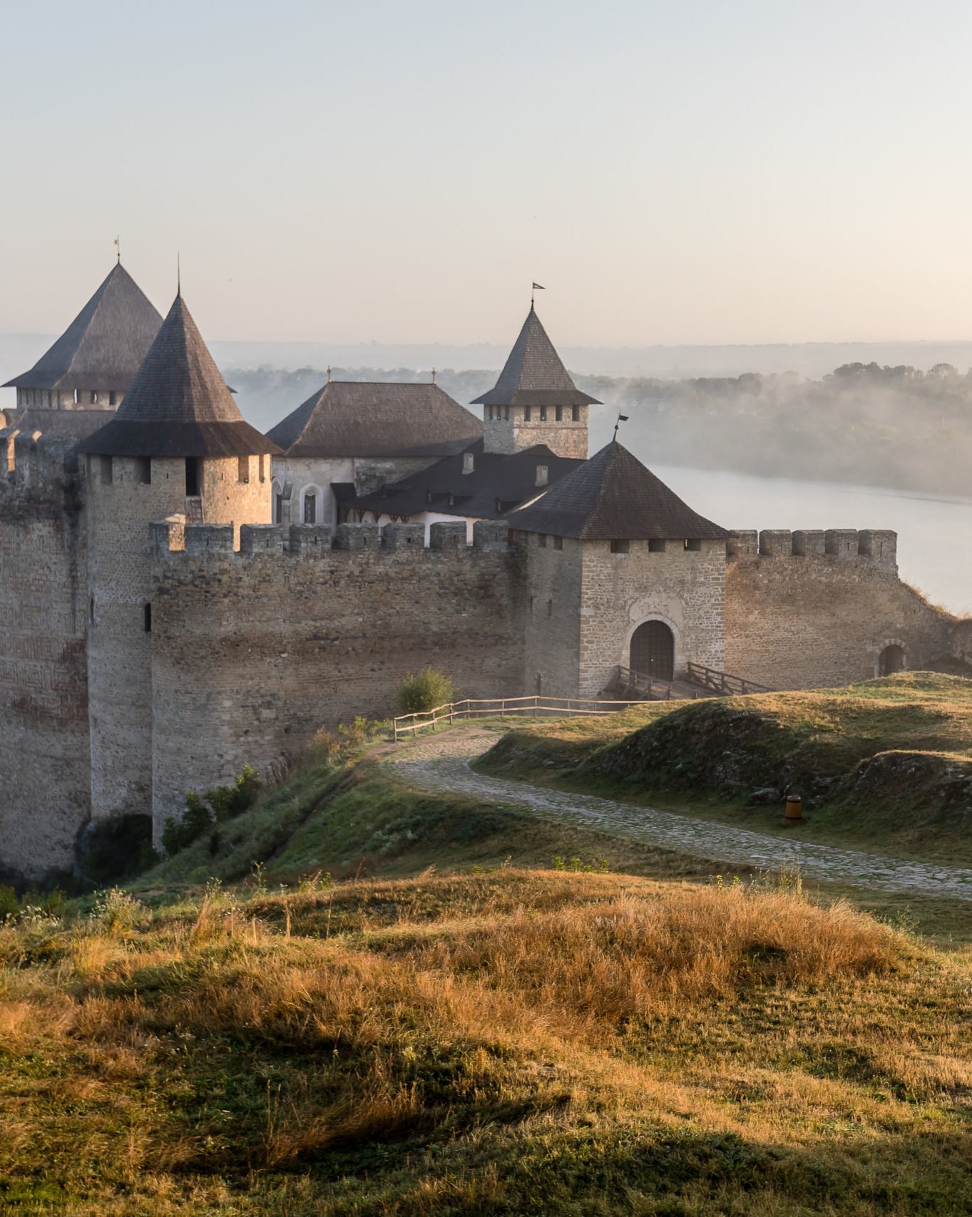 在东欧背包旅行时的朦胧城堡