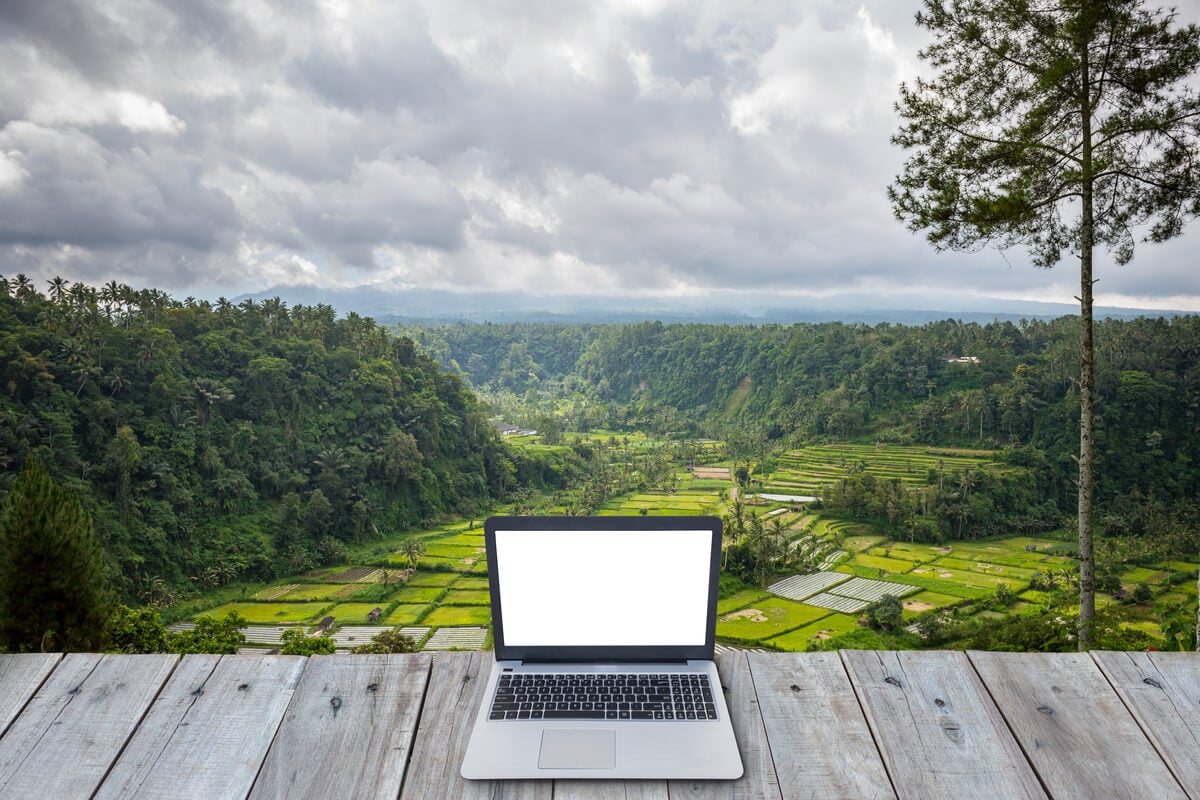 电脑放在面向山谷景观的桌子上