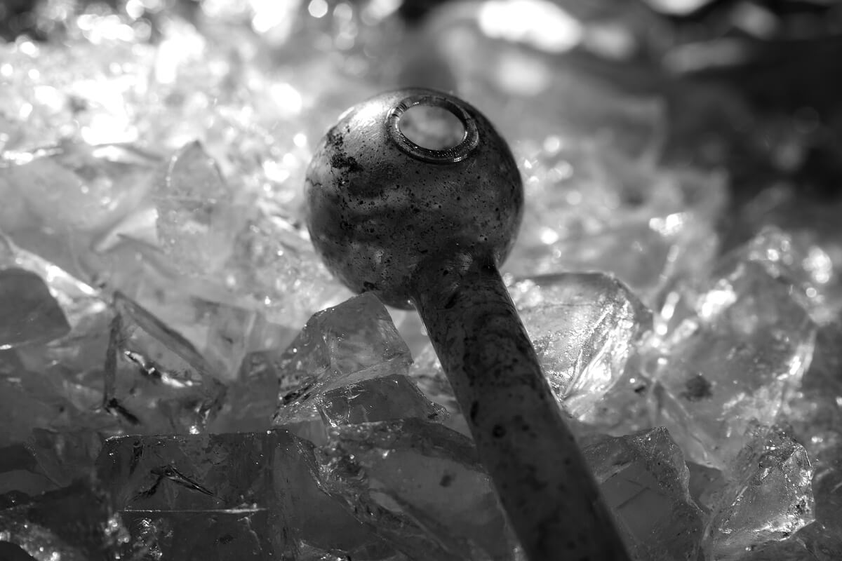冰毒穿过一些晶体——毒品和旅行出了问题