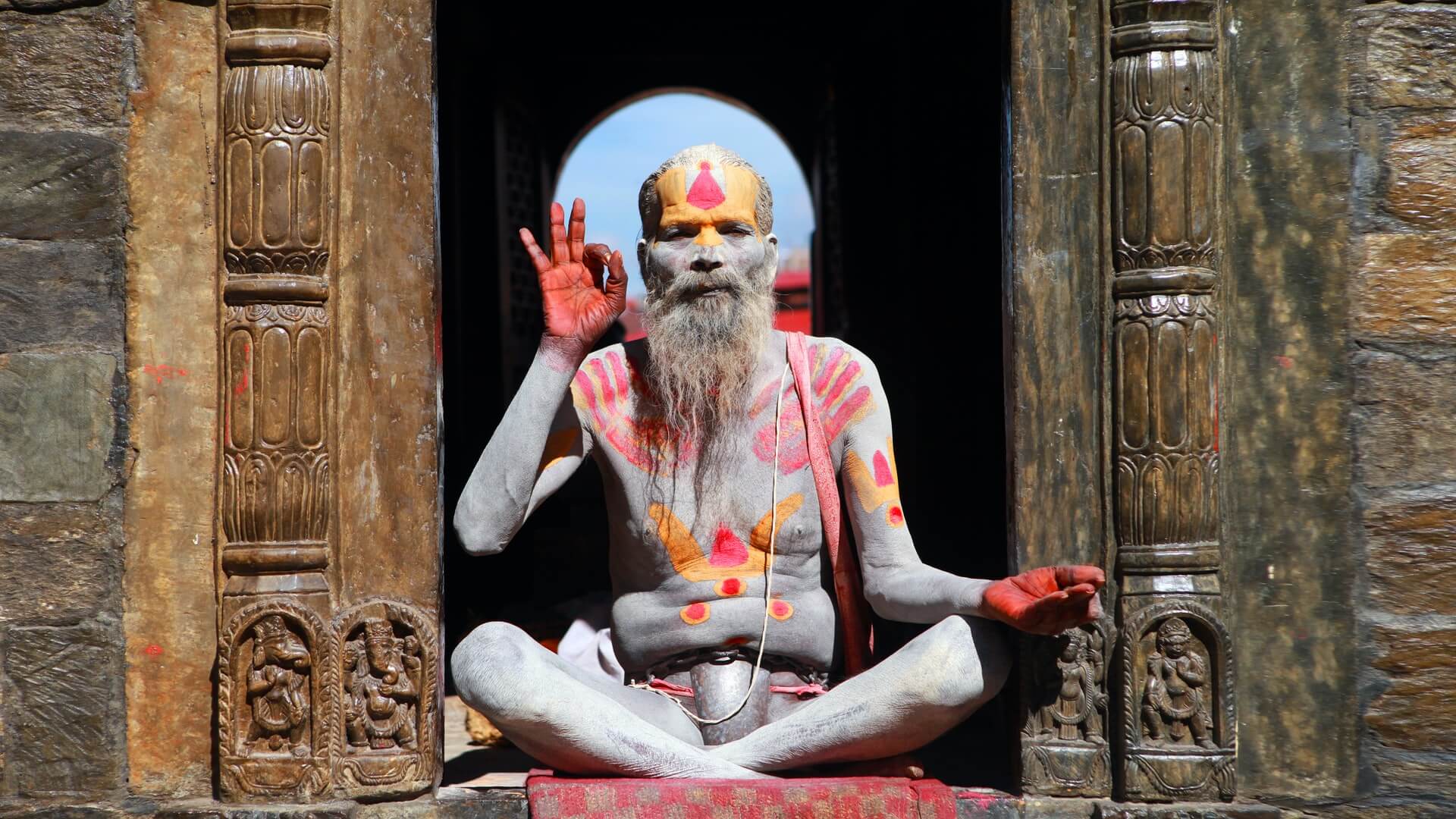 在印度，一名苦行僧对一名执行出色的毒品旅游导游表示同意