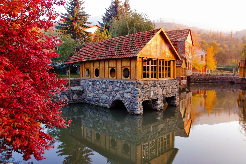 亚美尼亚dilijan的旧建筑在秋天的颜色