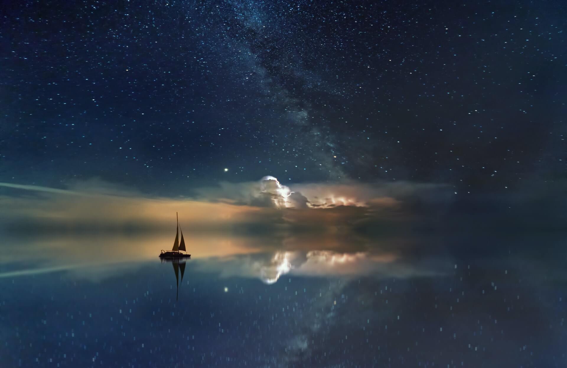一艘航行在太平洋上大洋洲的帆船，繁星闪烁的夜晚。