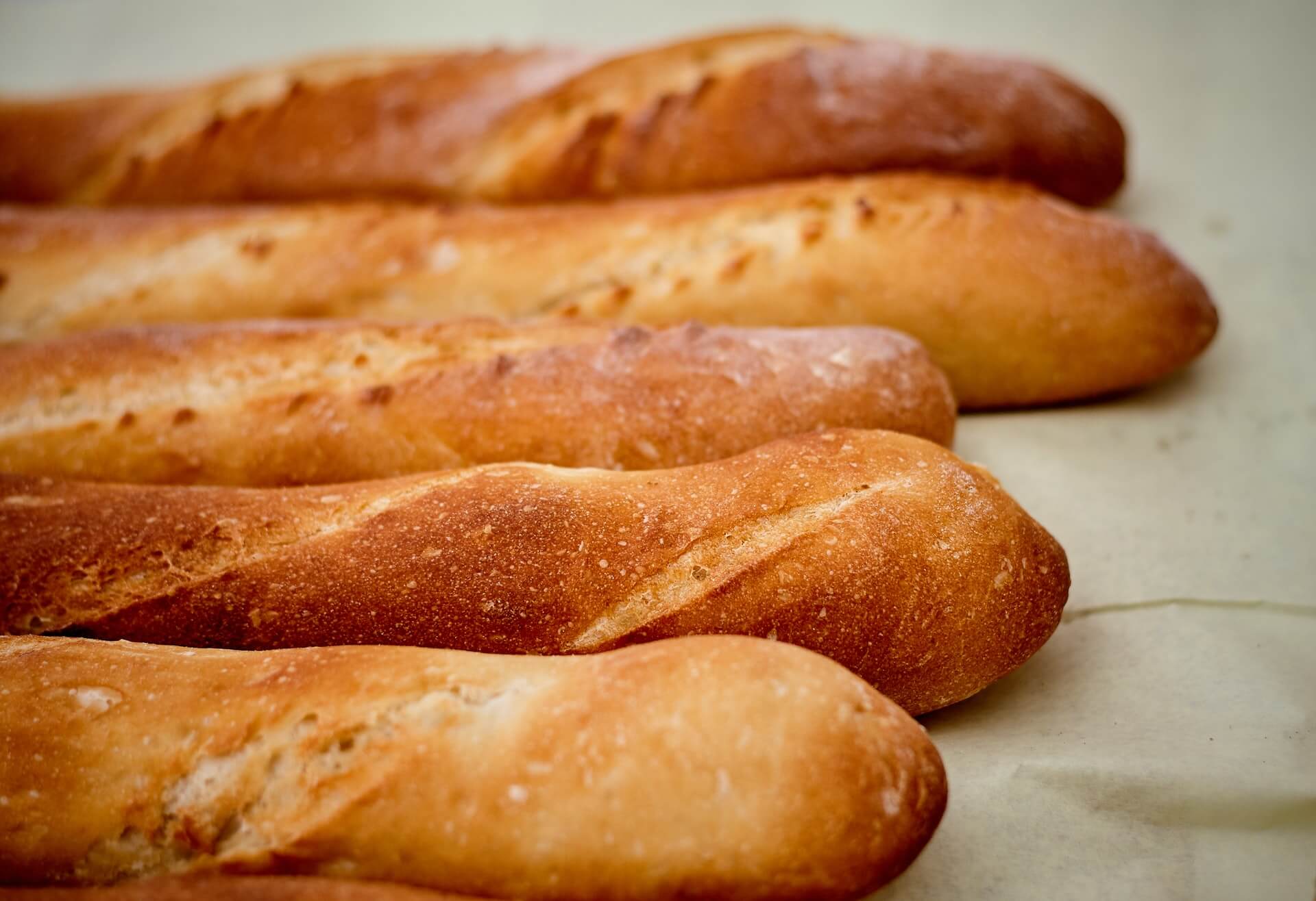法属波利尼西亚的一家餐厅里，一排美味的法棍面包。