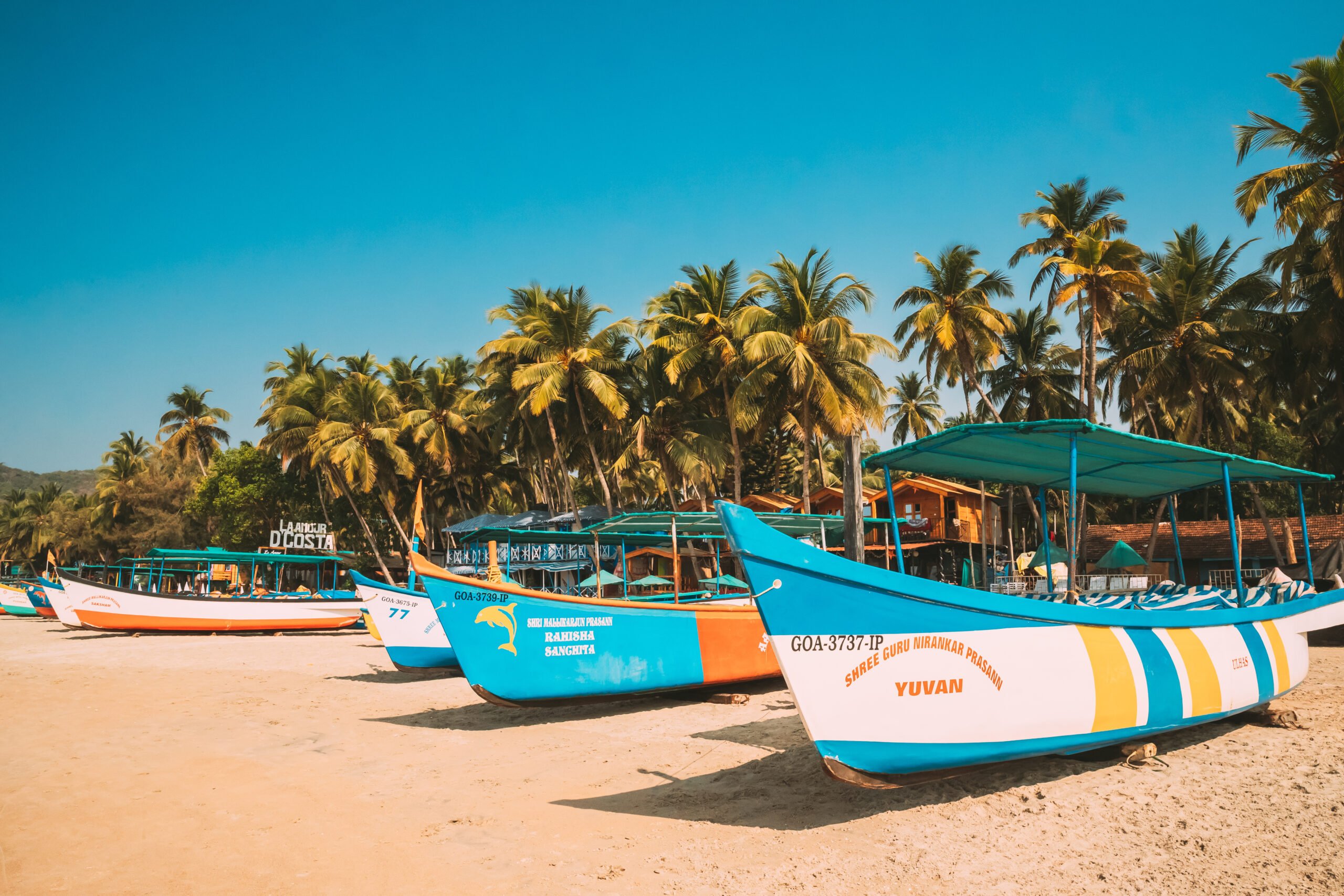 印度热带海滩上的小船