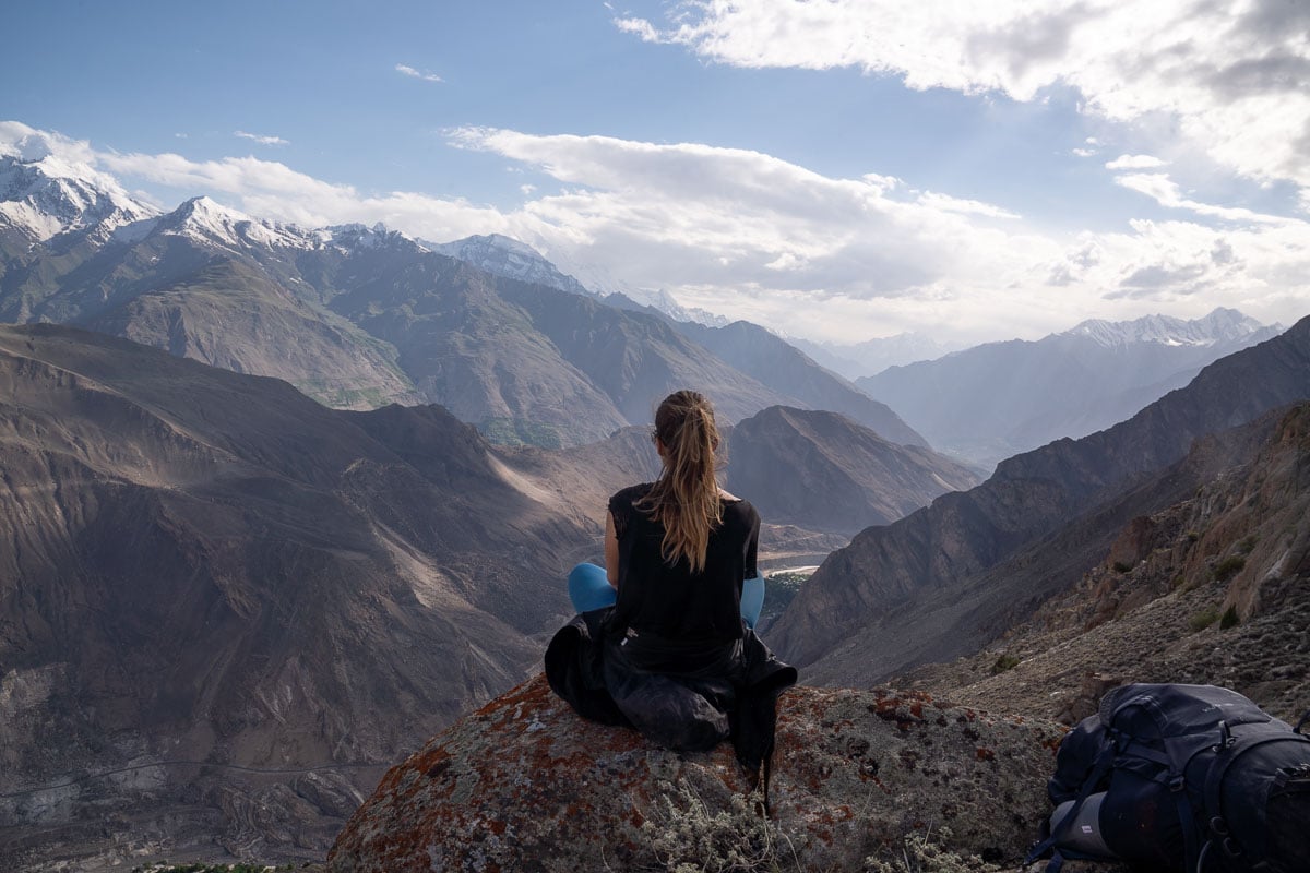 在巴基斯坦，女孩坐在岩石山景上