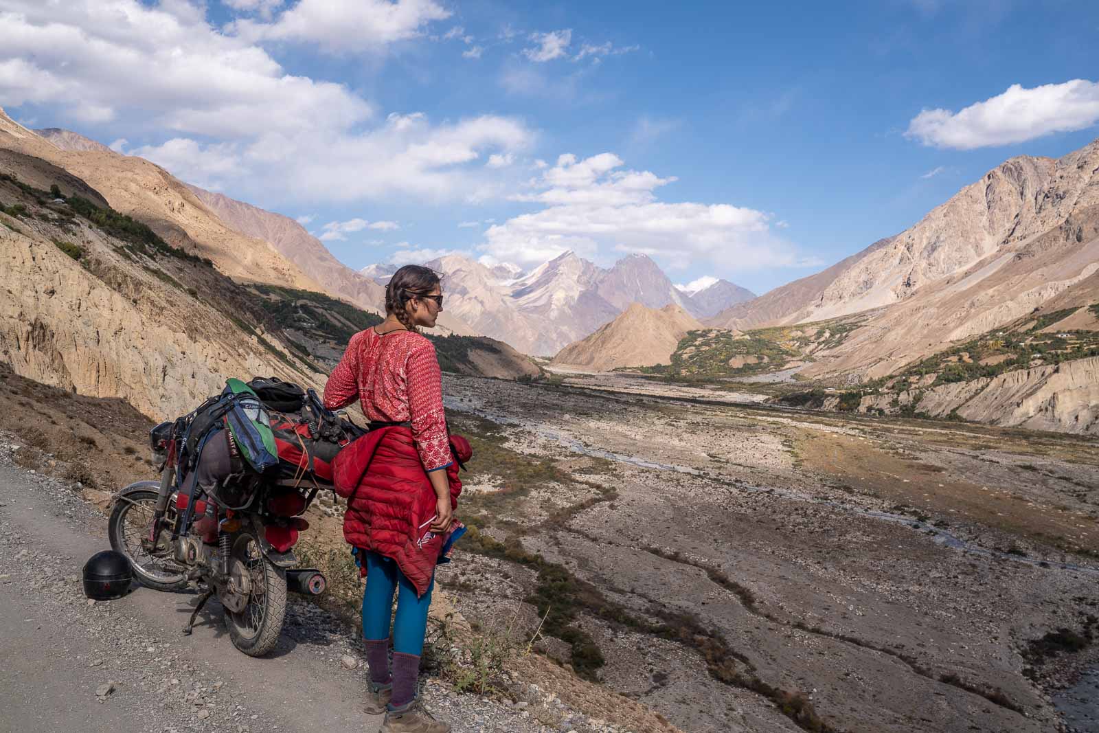 巴基斯坦骑摩托车的女孩