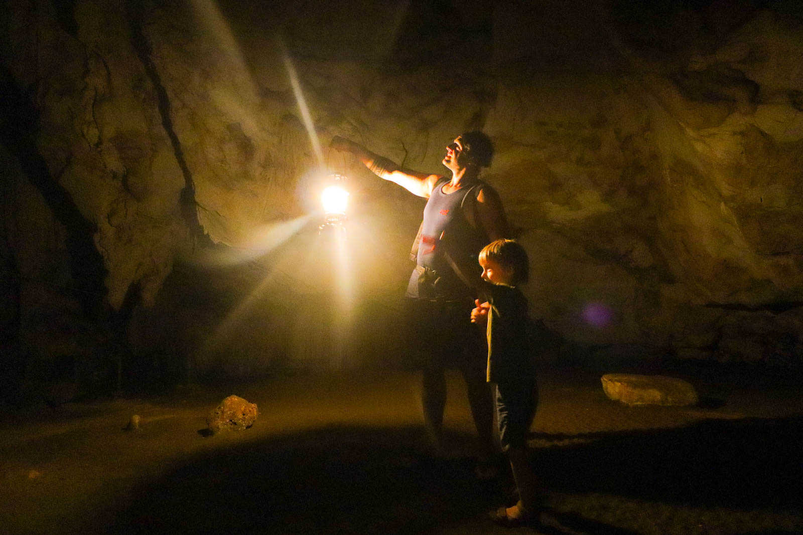 男人和他的儿子探索一个黑暗的洞穴，同时过着全职家庭旅行的生活